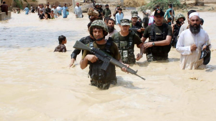 Pakistan army helping people amid floods