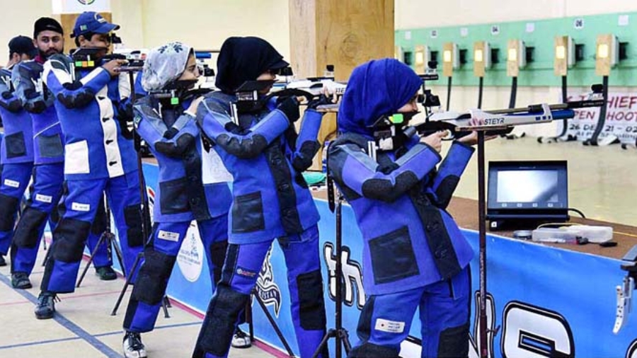 APP43-291221
KARACHI: December 29 - Participants of Air Rifle (Youth) category aiming at their targets during 4 th day of 6 th CNS open Shooting Championship 2021. APP