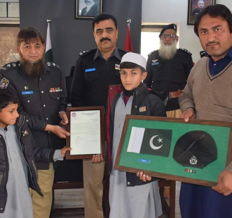 Distribution of relief money to heirs of police martyrs, children