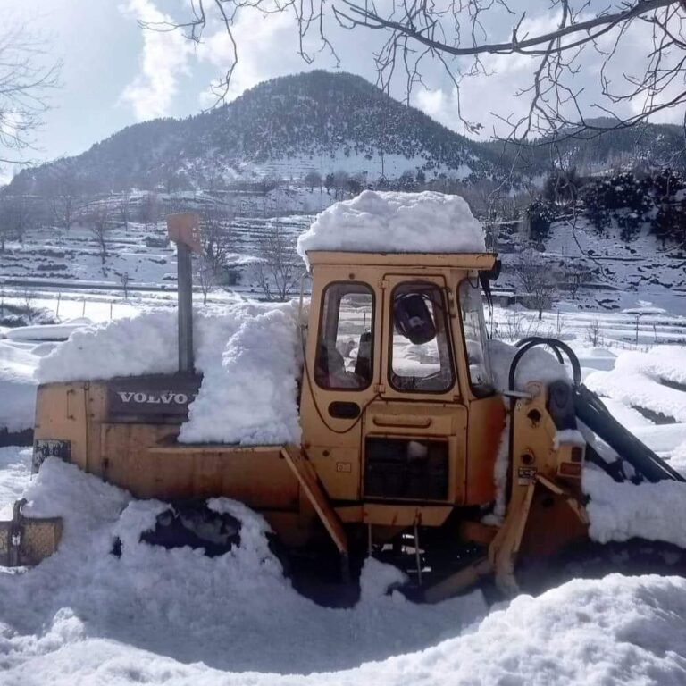 Dozens of tourists were stranded in Kamrat valley, Jhazbanda and Lamuti