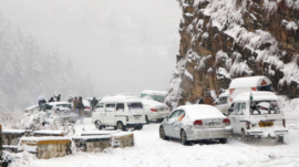 Snow continues to fall in Abbottabad Guliyat