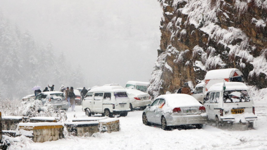 Snow continues to fall in Abbottabad Guliyat