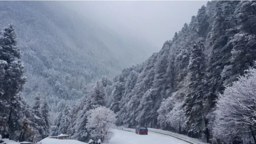 Rain in Balakot while snowfall in Kaghan valley