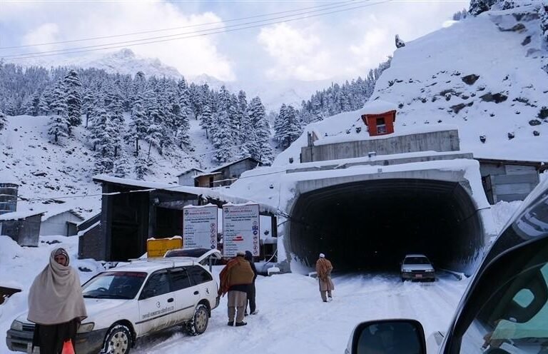 Lowari tunnel has 26 inches of snow, the road is closed for all kinds of traffic