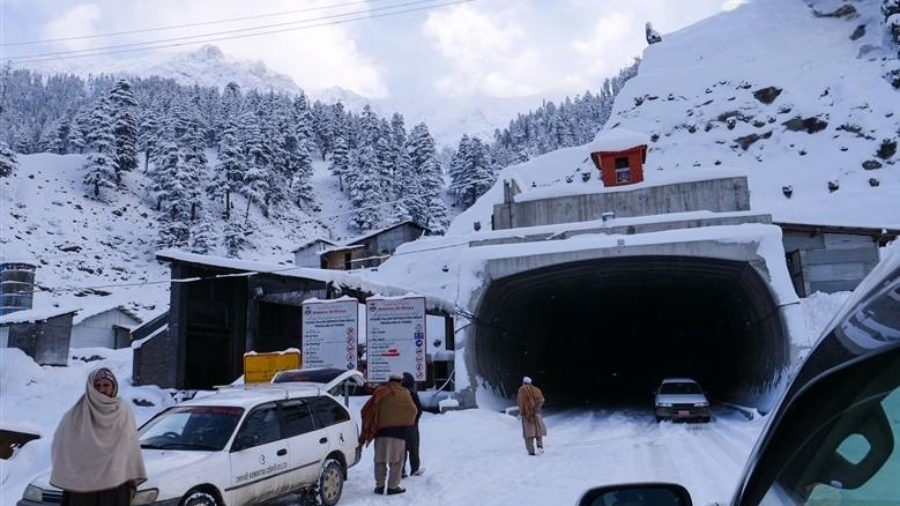 Lowari tunnel has 26 inches of snow, the road is closed for all kinds of traffic