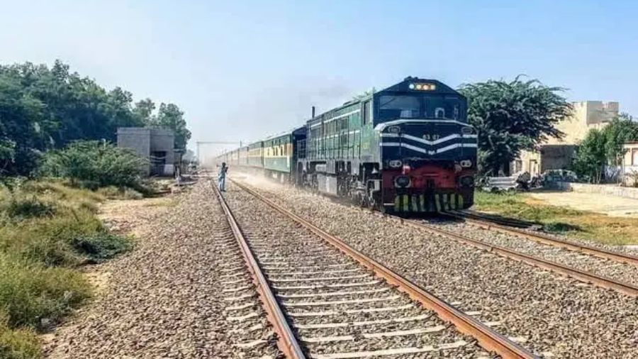 Pakistan Railways has reduced the train fares ریلوے