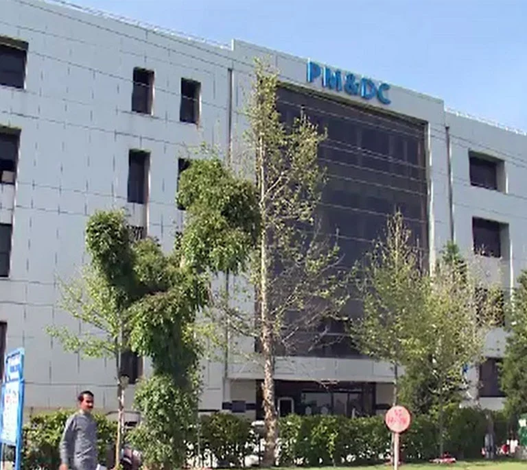 Allowing Palestinian students to continue their studies in Pakistan