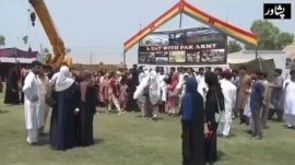 مختلف جامعات کے طلبہ و طالبات نے پشاور میں پاک فوج کے ساتھ ایک دن گزارا