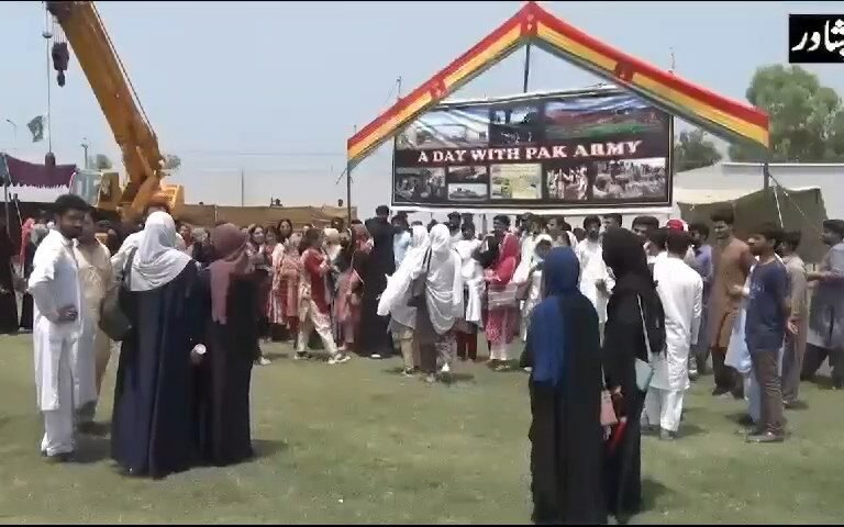 مختلف جامعات کے طلبہ و طالبات نے پشاور میں پاک فوج کے ساتھ ایک دن گزارا