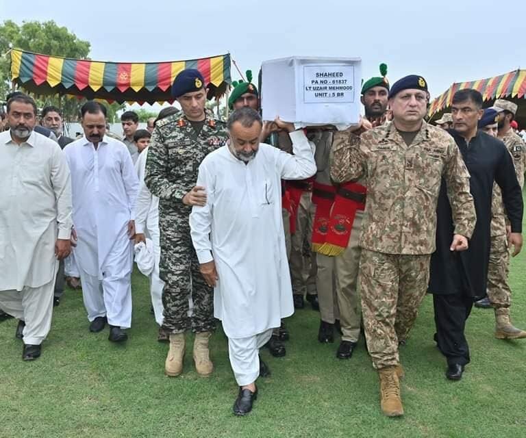 The funeral prayers of martyred Lt. Uzair Mehmood Malik were performed لیفٹیننٹ
