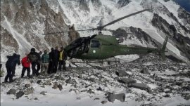 Successful rescue operation of Pakistani mountaineers by Pak Army helicopter پاک آرمی