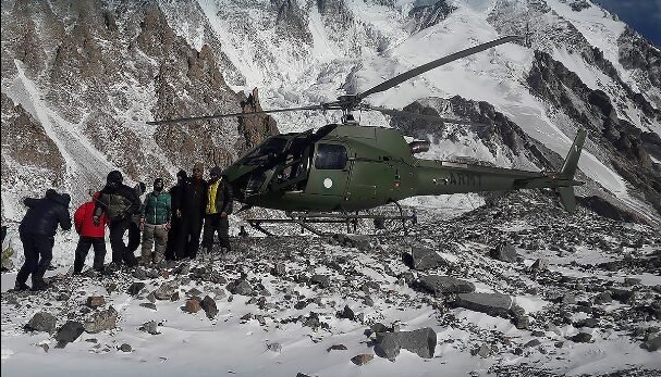 Successful rescue operation of Pakistani mountaineers by Pak Army helicopter پاک آرمی