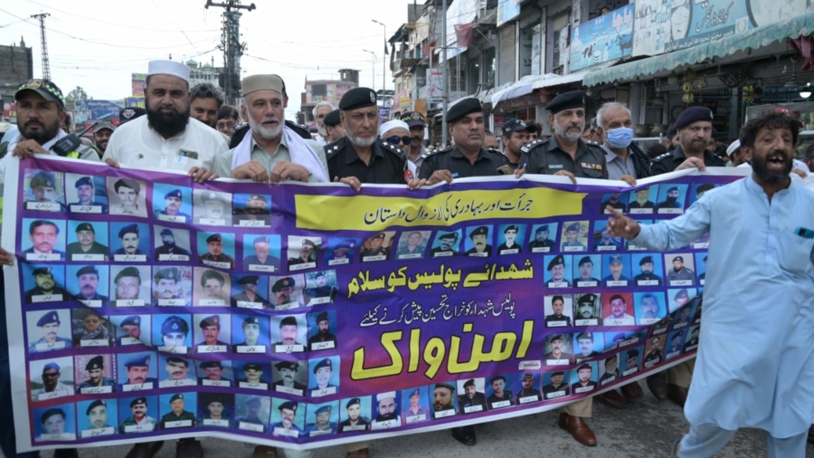 A peace walk was held in honor of the martyrs of the traffic police پولیس