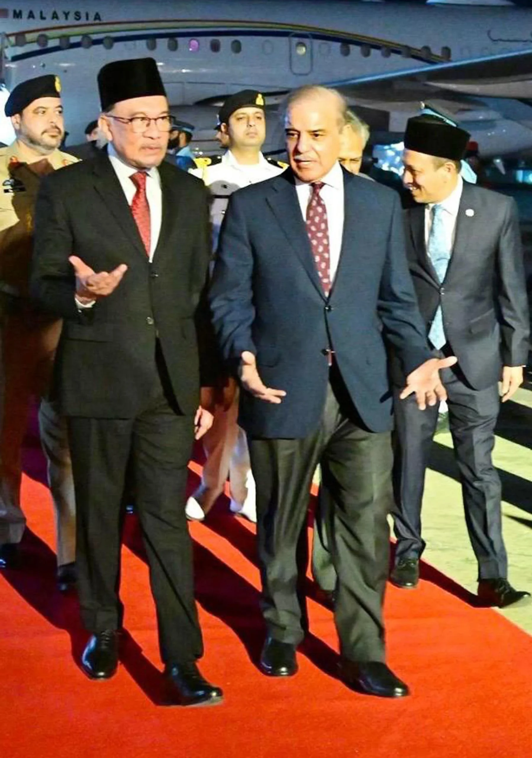 ملائیشیا کے وزیراعظم انور ابراہیم 3 روزہ سرکاری دورے پر پاکستان پہنچ ...