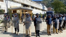 Police anti-rights squad conducting mock exercise in Police Line Dir Balaپولیس