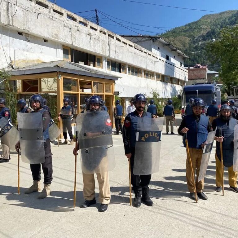 Police anti-rights squad conducting mock exercise in Police Line Dir Balaپولیس