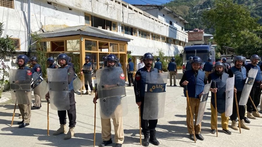 Police anti-rights squad conducting mock exercise in Police Line Dir Balaپولیس