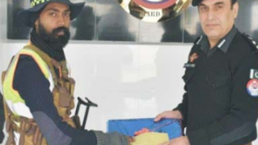 Christmas gifts distributed among Christian employees of Mardan Police