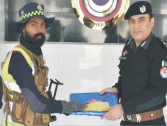 Christmas gifts distributed among Christian employees of Mardan Police