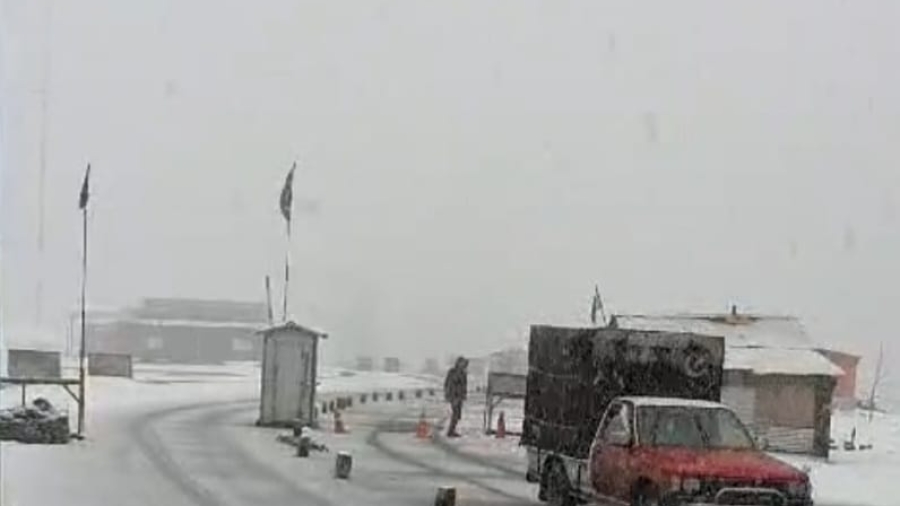 Lowari tunnel snowfall, traffic flow maintained