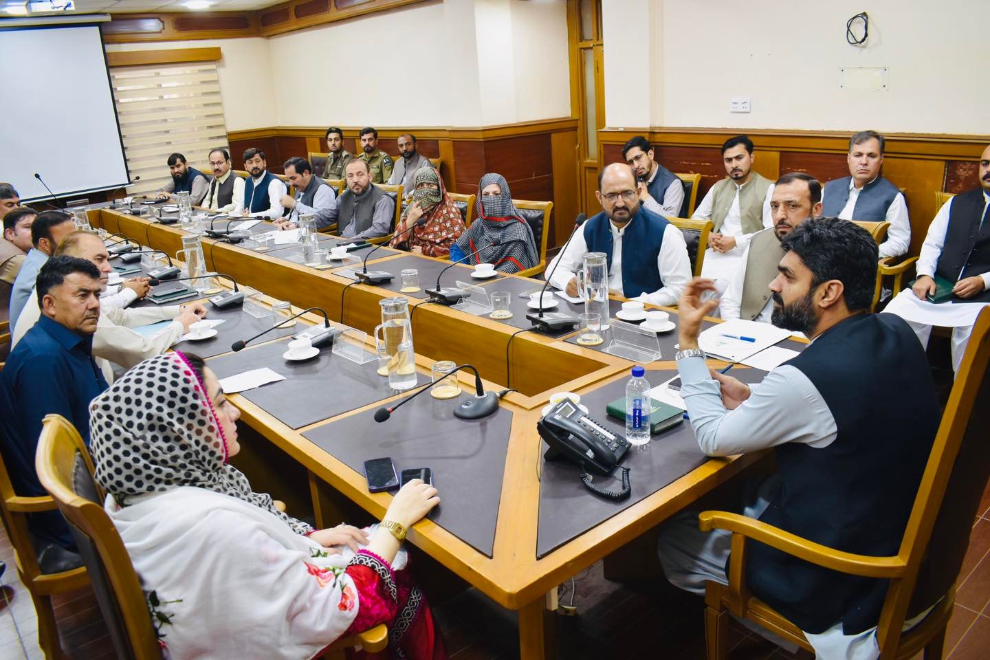 Pakistan Api Afsha پشاور:ڈپٹی کمشنرکی زیرصدارت افغان مہاجرین کے انخلاء کے حوالے سے اہم ...