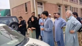 *پشاور -غیر قانونی پارکنگ سٹینڈز اور اڈوں کے خلاف کارروائی* *کاغذات ضبط، نوٹسزجاری، ایک ہفتے کے اندر جواب جمع کرنے کا حکم* کمشنر پشاور ڈویژن پشاور/چئیرمین ریجنل ٹرانسپورٹ اتھارٹی پشاور ریاض خان محسود کی خصوصی ہدایت پر سیکریٹری ریجنل ٹرانسپورٹ اتھارٹی پشاور ابرار احمد وزیر نے اسسٹنٹ کمشنر حیات آباد اور لوکل پولیس کے ہمراہ حیات آباد اور کارخانوں مارکیٹ پشاور میں غیر قانونی پارکنگ سٹینڈز اور اڈوں کے خلاف کارروائی کی، مالکان سےشناختی کارڈز ضبط کرتے ہوئے نوٹسزجاری کئے اور ایک ہفتے کے اندر جواب جمع کرنے کا حکم دیا بصورت دیگر ان کے خلاف تادیبی کارروائی عمل میں لائی جائے گی۔ Ali Amin Khan Gandapur Chief Minister Khyber Pakhtunkhwa Chief Secretary Khyber Pakhtunkhwa KPK Updates Directorate Of Transport & Mass Transit Khyber Pakhtunkhwa Directorate General Information & PRs, KP Provincial Transport Authority Khyber Pakhtunkhwa Peshawar Commissioner Peshawar Division, Peshawar