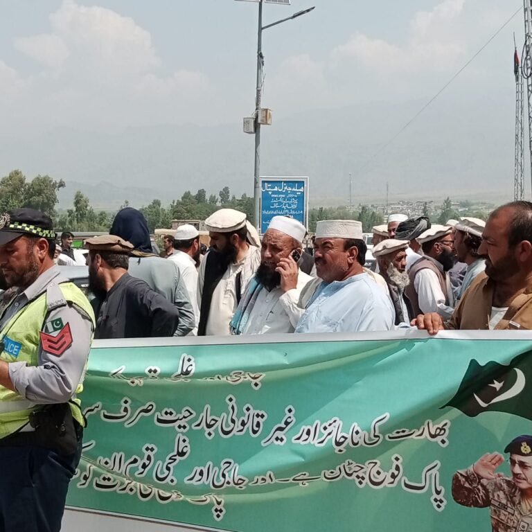 Low Yar Karam: Rally held in support of Pak Army