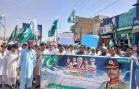 یومِ تشکر: خیبرپختونخوا بھر میں افواجِ پاکستان کو خراج تحسین پیش کرنے کے لیے ریلیاں، تقاریب، دعائیں اور پرچم کشائی کی تقاریب