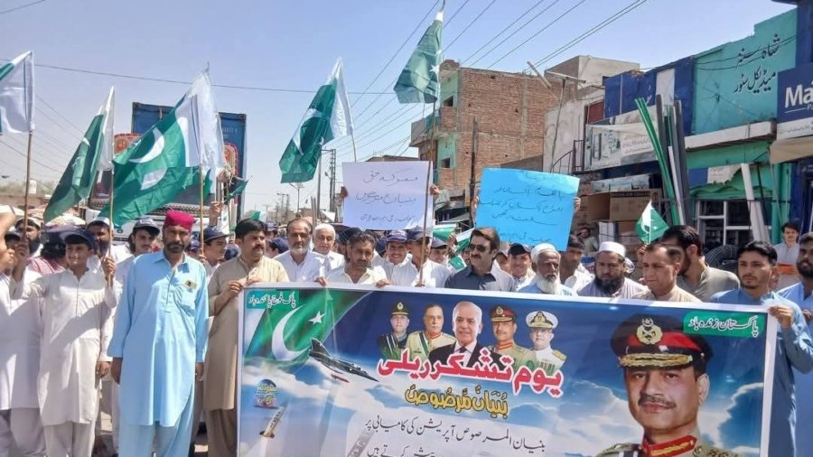 یومِ تشکر: خیبرپختونخوا بھر میں افواجِ پاکستان کو خراج تحسین پیش کرنے کے لیے ریلیاں، تقاریب، دعائیں اور پرچم کشائی کی تقاریب