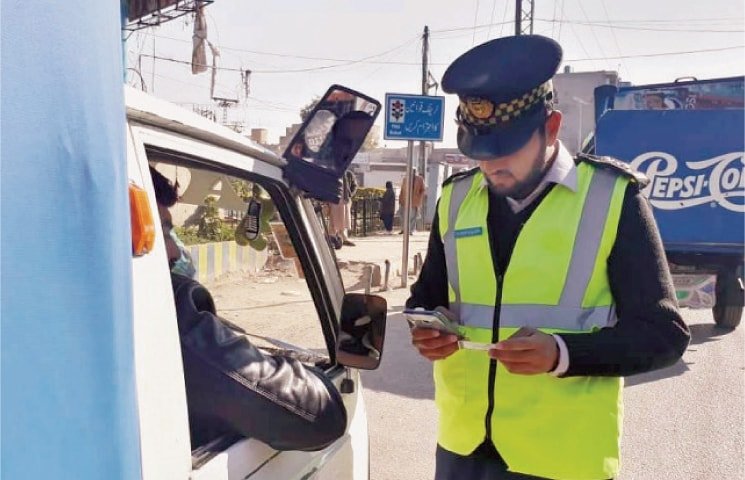 زائد کرایہ وصول کرنے پر 102 ٹرانسپورٹرز کا چالان