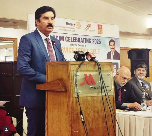 گورنر خیبرپختونخوا فیصل کریم کنڈی سے آسٹریا کی سفیر انڈریا ویکی کی ملاقات