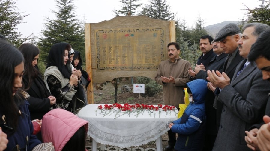 1OfficersandfamiliesofPakistanEmbassyofferingDua