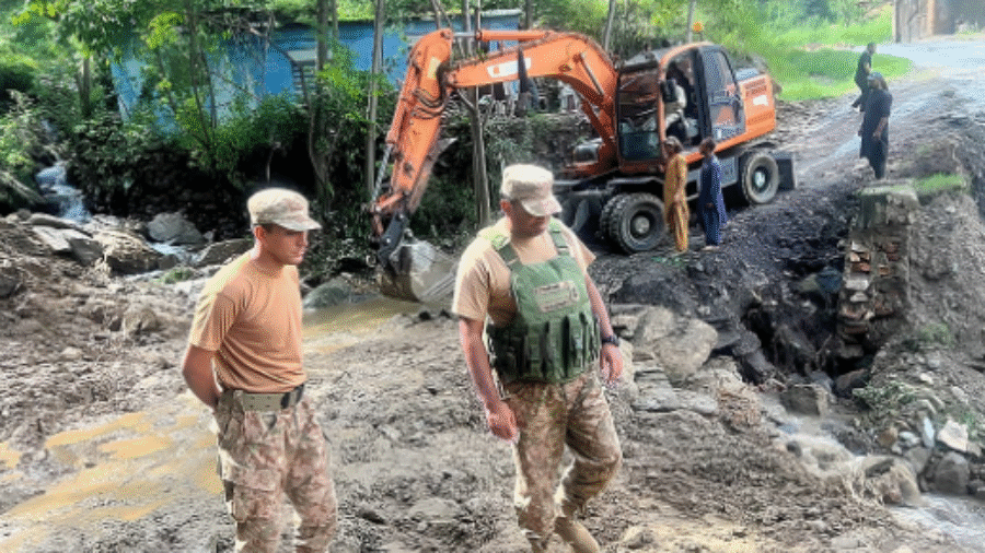 Khyber Pakhtunkhwa: The relief operations of Pakistan Army are continuing in the flood affected areas