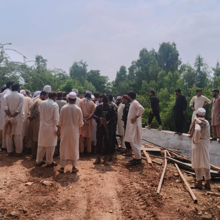 People's protest at Kohat Dhoda Chowk, demand to build flyover