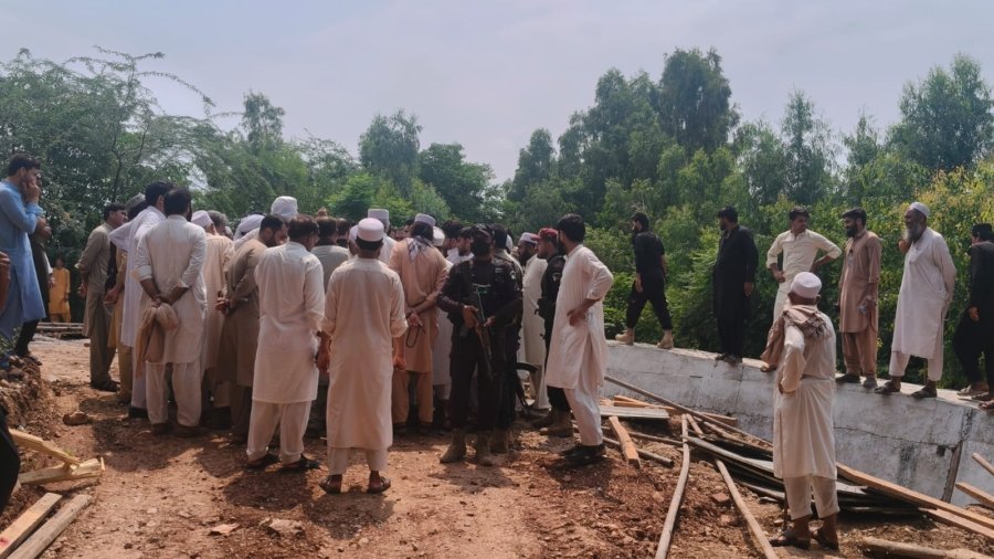 People's protest at Kohat Dhoda Chowk, demand to build flyover