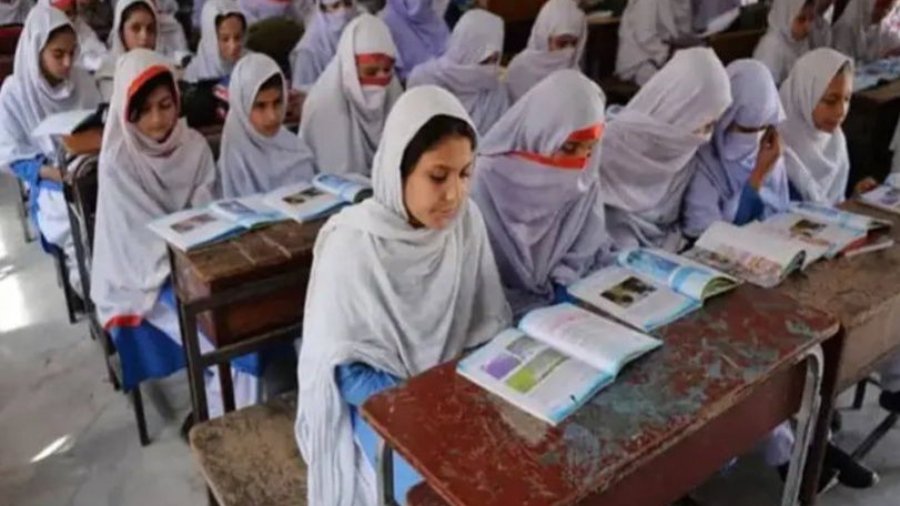 Issuance of written contracts to teachers in private schools made mandatory.