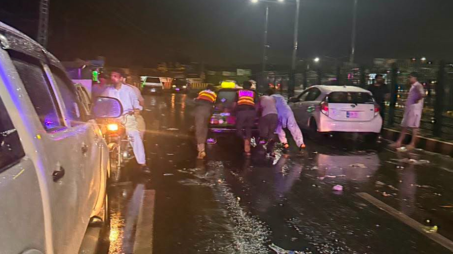 Peshawar: Rescue 1122's dewatering operation continues after recent rains