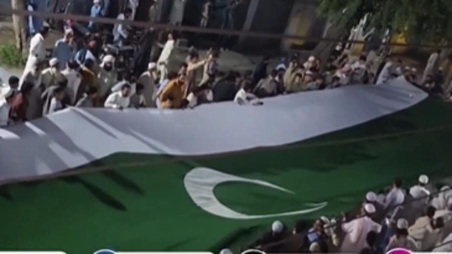 For the first time in the history of the tehsil, a 200-foot-long Pakistani flag was displayed in Rustam.
